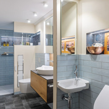 Modern kreatives Badezimmer mit wohligem Ambiente