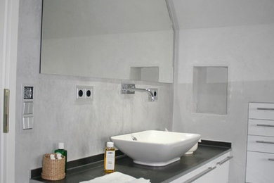 Стильный дизайн: большая ванная комната в стиле модернизм с серой плиткой, полом из винила, настольной раковиной, душем без бортиков, серыми стенами, душевой кабиной, серым полом и душем с раздвижными дверями - последний тренд