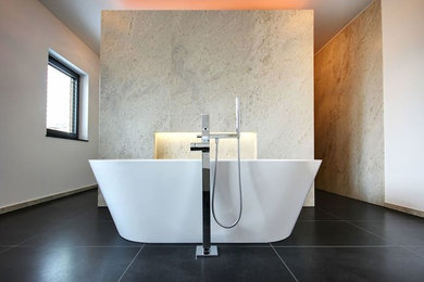 Modernes Badezimmer mit offener Dusche und Steinfliesen in Frankfurt am Main