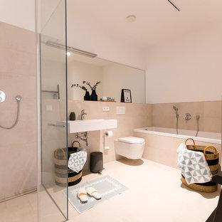 Mittelgroßes Modernes Badezimmer En Suite mit bodengleicher Dusche, Wandtoilette, beigefarbenen Fliesen, weißer Wandfarbe, Wandwaschbecken, beigem Boden, weißer Waschtischplatte, Keramikfliesen, Keramikboden und offener Dusche in Köln