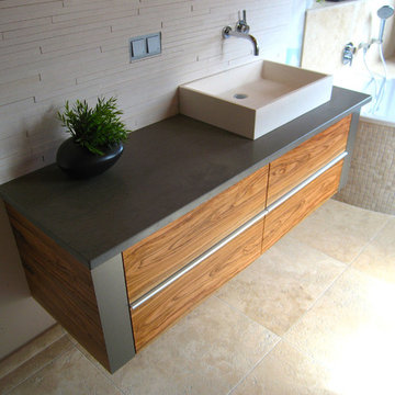 Moderner Badschrank in Olivenholz und Stahllaminat