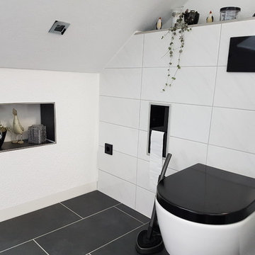 Modernes Bad in Schwarz und Weiß