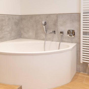 Modernes Bad mit Fliesen in Holzoptik_Badewanne
