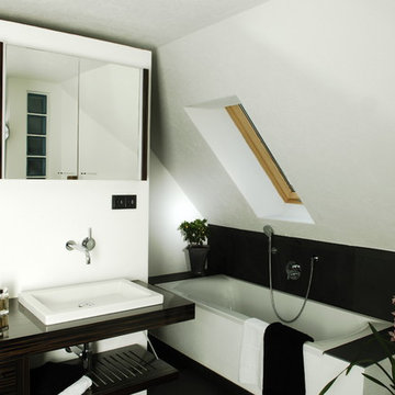 Modernes Bad mit Schiefer und Glasstein