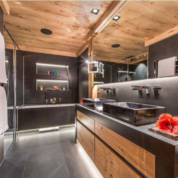 Modernes Badezimmer mit Holz- und Granitelementen