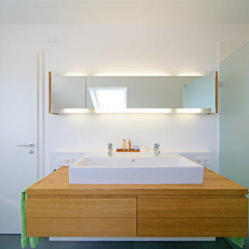 Modernes Badezimmer mit Holzelementen