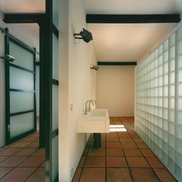 Modernes Badezimmer mit Terrakotta Fliesen