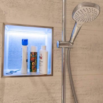 Modernes Badezimmer mit Waschtisch in schwebendem Design_Nische