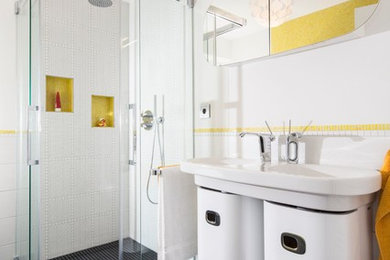 ドルトムントにあるお手頃価格の中くらいなコンテンポラリースタイルのおしゃれな浴室 (コンソール型シンク、白いキャビネット、バリアフリー、分離型トイレ、グレーのタイル、セラミックタイル、白い壁、セラミックタイルの床) の写真