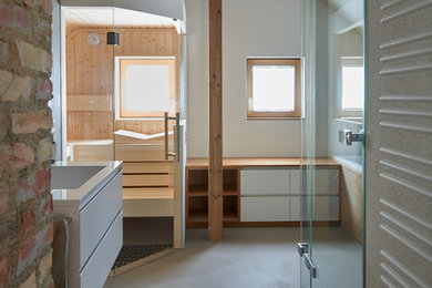 Réalisation d'une grande salle de bain principale design avec une baignoire posée, une douche à l'italienne et un sol beige.