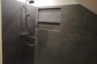 Modernes Badezimmer mit bodengleicher Dusche, grauer Wandfarbe und grauem Boden in Sonstige