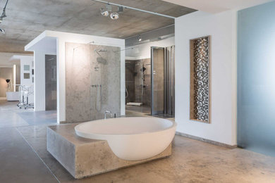 Modernes Badezimmer mit Einbaubadewanne in Sonstige