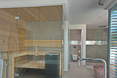 Geräumige Moderne Sauna mit Wandtoilette, weißer Wandfarbe, offener Dusche, Aufsatzwaschbecken und offener Dusche in Essen