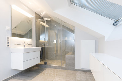 Mittelgroßes Modernes Badezimmer mit flächenbündigen Schrankfronten, weißen Schränken, Duschnische, weißer Wandfarbe, Keramikboden, beigem Boden und Falttür-Duschabtrennung in Dortmund