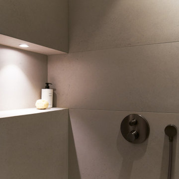 Nische im Duschbereich mit integrierter Beleuchtung
