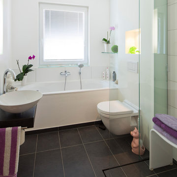 Offene Dusche im kleine Bad und Granit Waschtischplatte