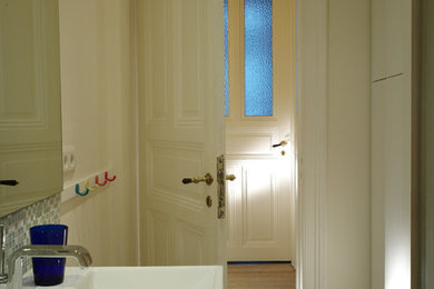 Modernes Duschbad mit Duschnische, Wandtoilette, beigen Fliesen, Mosaikfliesen, Keramikboden und Aufsatzwaschbecken in Hamburg