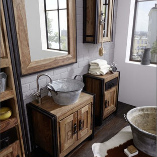 Kleines Industrial Duschbad mit Schrankfronten mit vertiefter Füllung, hellbraunen Holzschränken, freistehender Badewanne, weißen Fliesen, weißer Wandfarbe, dunklem Holzboden, Aufsatzwaschbecken, Waschtisch aus Holz, braunem Boden und brauner Waschtischplatte in Düsseldorf