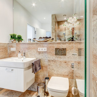 Modernes Badezimmer mit flächenbündigen Schrankfronten, weißen Schränken, Duschnische, braunen Fliesen, weißer Wandfarbe, Waschtischkonsole und braunem Boden in Hamburg