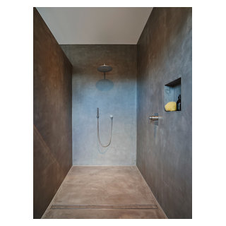 Penthouse Dusche Betonoptik fugenlos Duschrinne - Modern - Bathroom -  Frankfurt - by HONEYandSPICE innenarchitektur + design | Houzz