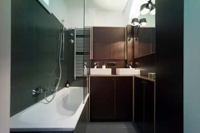 Kleines Modernes Duschbad mit braunen Schränken, Doppelwaschbecken und eingebautem Waschtisch in München