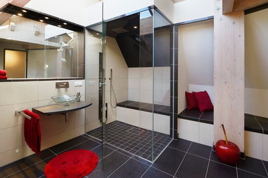 Foto de cuarto de baño contemporáneo grande con lavabo sobreencimera, ducha a ras de suelo, baldosas y/o azulejos blancas y negros y paredes beige