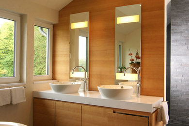 Ejemplo de cuarto de baño actual de tamaño medio con paredes blancas, suelo de baldosas de cerámica, suelo gris y encimeras blancas