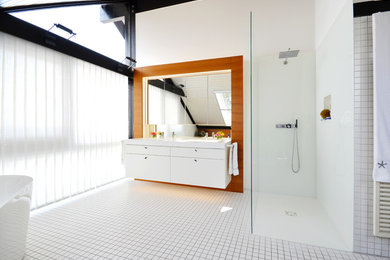 Großes Modernes Badezimmer mit Mineralwerkstoff-Waschtisch, weißen Schränken, bodengleicher Dusche, weißen Fliesen, weißer Wandfarbe und Trogwaschbecken in Dortmund