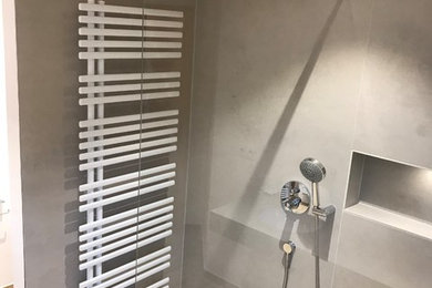 Diseño de cuarto de baño contemporáneo con bañera encastrada, ducha a ras de suelo, losas de piedra, lavabo sobreencimera y ducha con puerta corredera