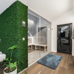 Großes Modernes Badezimmer mit Bidet, weißer Wandfarbe, braunem Holzboden, Sauna und braunem Boden in Stuttgart
