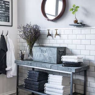 Bild på ett shabby chic-inspirerat badrum, med ett fristående handfat, öppna hyllor, vita väggar, tunnelbanekakel, bänkskiva i betong och mörkt trägolv