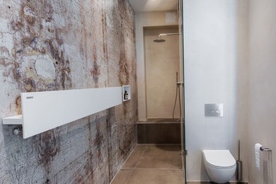 Modernes Badezimmer mit bodengleicher Dusche und Wandtoilette in Nürnberg