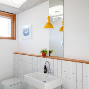 Kleines Skandinavisches Kinderbad mit Wandtoilette, weißen Fliesen, weißer Wandfarbe, Wandwaschbecken, bodengleicher Dusche, Keramikfliesen, Keramikboden, Mineralwerkstoff-Waschtisch, grünem Boden, offener Dusche, Nische, Einzelwaschbecken, schwebendem Waschtisch und eingelassener Decke in München
