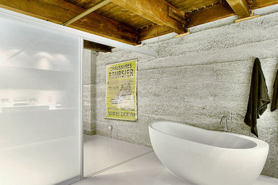 ハンブルクにあるラスティックスタイルのおしゃれな浴室 (置き型浴槽、グレーの壁) の写真
