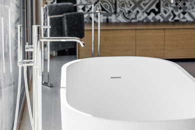 ミュンヘンにある高級な中くらいなコンテンポラリースタイルのおしゃれな浴室 (置き型浴槽、グレーのタイル、グレーの壁、グレーの床) の写真