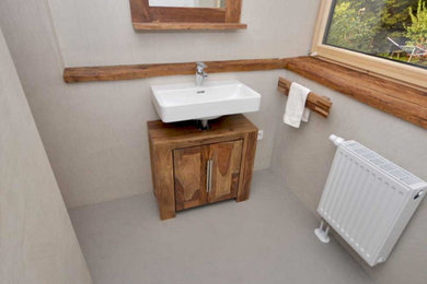 Kleines Badezimmer En Suite mit beiger Wandfarbe in Sonstige