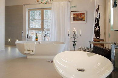 Großes Klassisches Badezimmer En Suite mit flächenbündigen Schrankfronten und freistehender Badewanne in Köln
