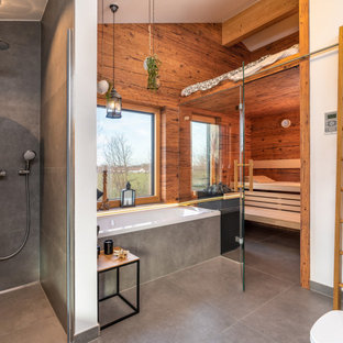 Großes Modernes Badezimmer En Suite mit Einbaubadewanne, Duschnische, Wandtoilette, grauen Fliesen, Porzellanfliesen, weißer Wandfarbe, Porzellan-Bodenfliesen, grauem Boden und offener Dusche in München