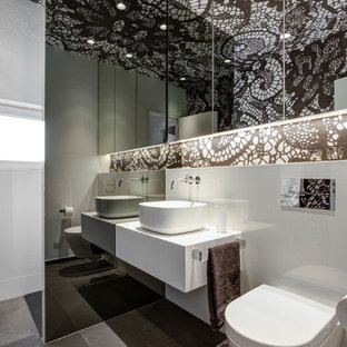Kleines Modernes Duschbad mit flächenbündigen Schrankfronten, weißen Schränken, Nasszelle, Wandtoilette, weißen Fliesen, weißer Wandfarbe, Zementfliesen, Aufsatzwaschbecken, grauem Boden und offener Dusche in Köln