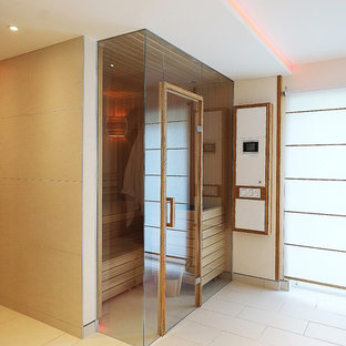 Großes Modernes Badezimmer En Suite mit flächenbündigen Schrankfronten, hellbraunen Holzschränken, Badewanne in Nische, bodengleicher Dusche, Wandtoilette, beigefarbenen Fliesen, Terrakottafliesen, weißer Wandfarbe, Zementfliesen, integriertem Waschbecken, Mineralwerkstoff-Waschtisch, beigem Boden und offener Dusche in Berlin