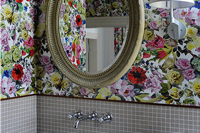 Klassisches Badezimmer mit grauen Fliesen, Mosaikfliesen, bunten Wänden, Aufsatzwaschbecken und Waschtisch aus Holz in Berlin