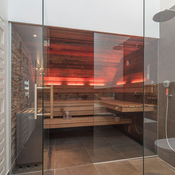 Schmales Badezimmer mit Design-Sauna in Altholz im Penthouse