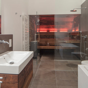 Schmales Badezimmer mit Design-Sauna in Altholz im Penthouse