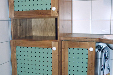 シュトゥットガルトにあるカントリー風のおしゃれな浴室 (インセット扉のキャビネット) の写真