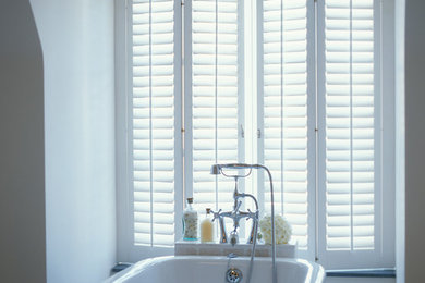 Kleines Klassisches Duschbad mit freistehender Badewanne und weißer Wandfarbe in Hamburg