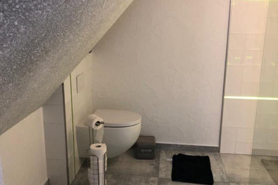 Mittelgroßes Modernes Duschbad mit bodengleicher Dusche, weißen Fliesen, Keramikfliesen, Keramikboden, grauem Boden und offener Dusche in Sonstige