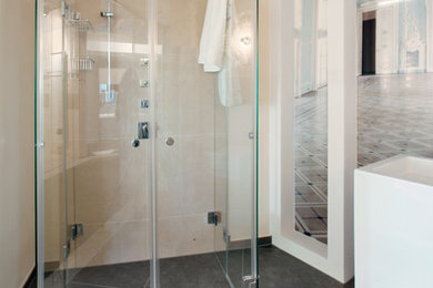 Mittelgroßes Modernes Badezimmer mit bodengleicher Dusche, beigen Fliesen, Steinfliesen, Sockelwaschbecken und Falttür-Duschabtrennung in Sonstige
