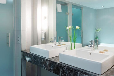 This is an example of a contemporary bathroom in Essen.