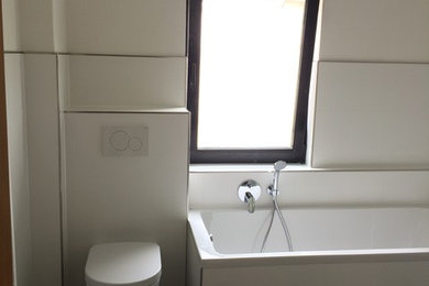 Mittelgroßes Modernes Duschbad mit Einbaubadewanne, bodengleicher Dusche, Wandtoilette mit Spülkasten, weißen Fliesen, Keramikfliesen, weißer Wandfarbe, Keramikboden, integriertem Waschbecken, Mineralwerkstoff-Waschtisch und offener Dusche in Frankfurt am Main