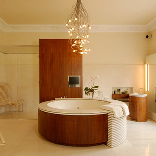 Idee per una grande stanza da bagno padronale contemporanea con lavabo a colonna, ante lisce, ante in legno scuro, vasca idromassaggio, doccia ad angolo, piastrelle bianche, pareti gialle, lastra di pietra e top in legno